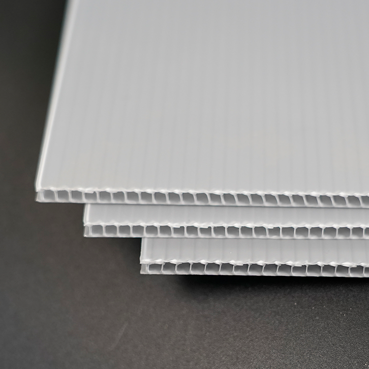Cross-sectional view of Polypropylene Hollow Board showcasing its hollow structure and thermal insulation properties